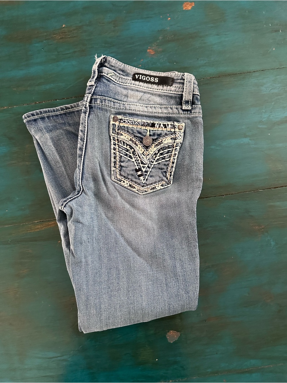 Vigoss Women's Light Blue Embroidered Capri Pocket Jeans